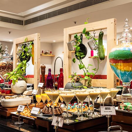 海得拉巴kcp雅高美居酒店 外观 照片 A dessert buffet at a hotel in India