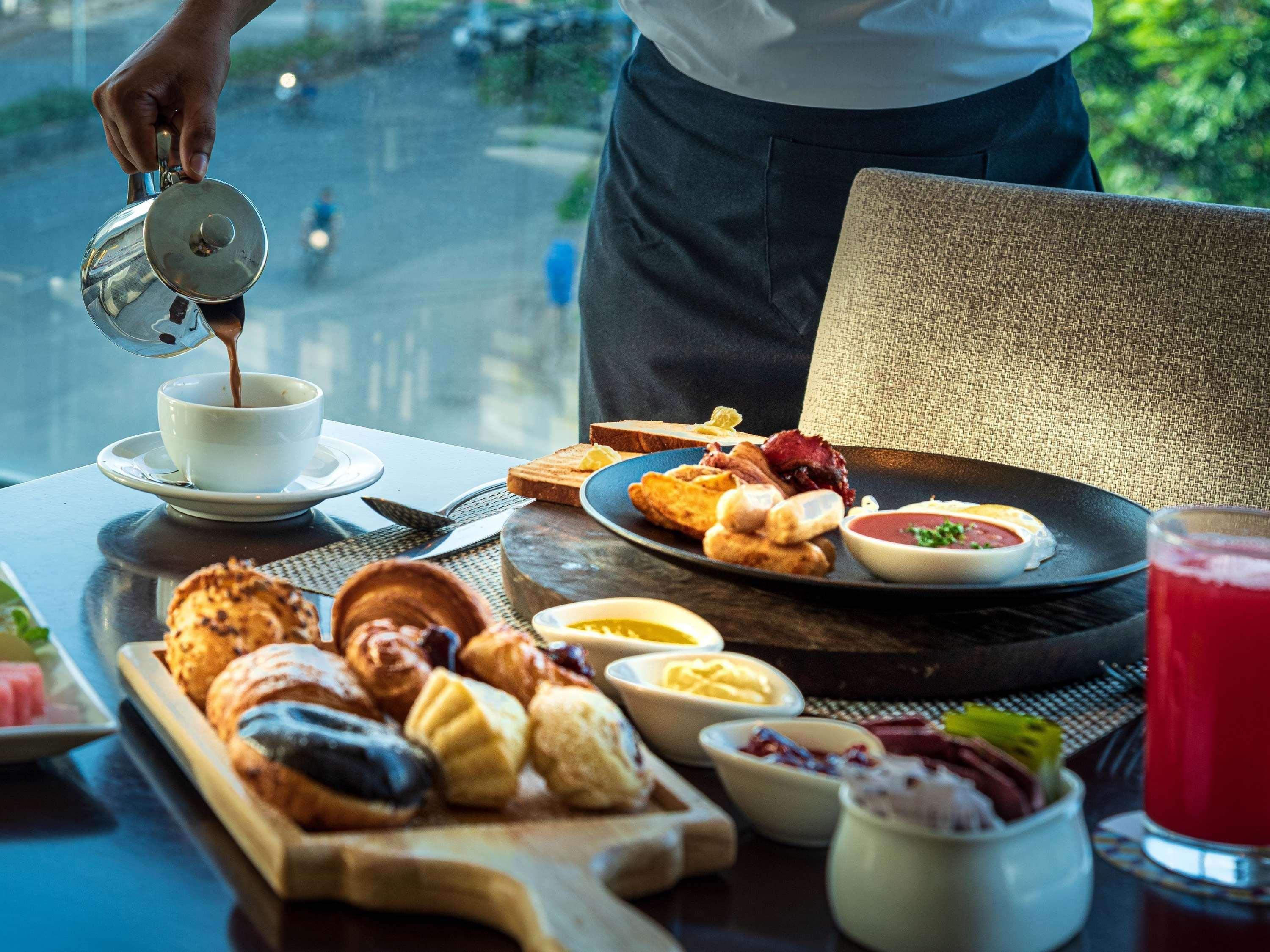 海得拉巴kcp雅高美居酒店 外观 照片 A breakfast at the hotel