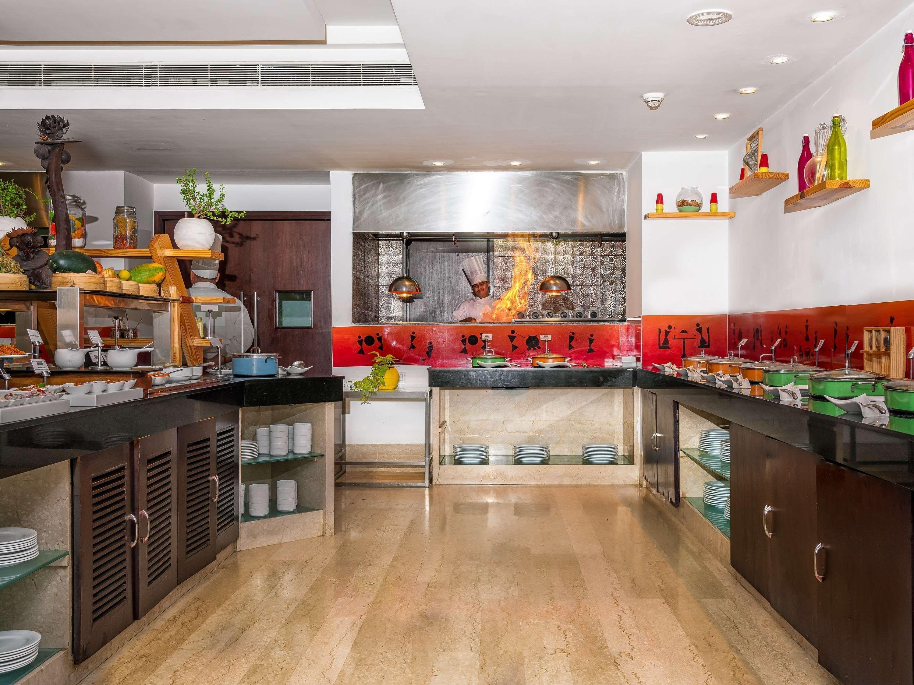 海得拉巴kcp雅高美居酒店 外观 照片 A commercial kitchen