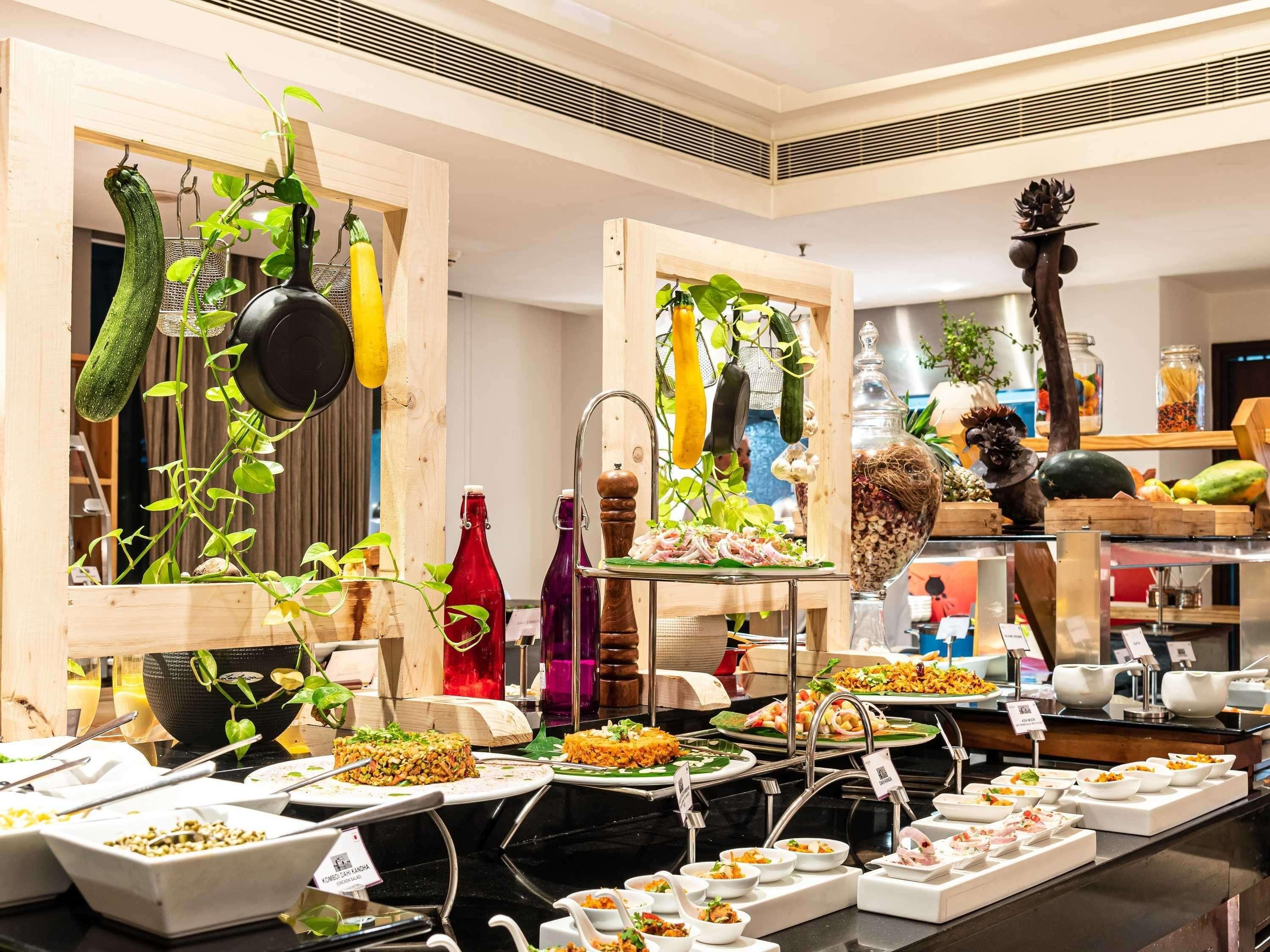 海得拉巴kcp雅高美居酒店 外观 照片 A buffet at a hotel