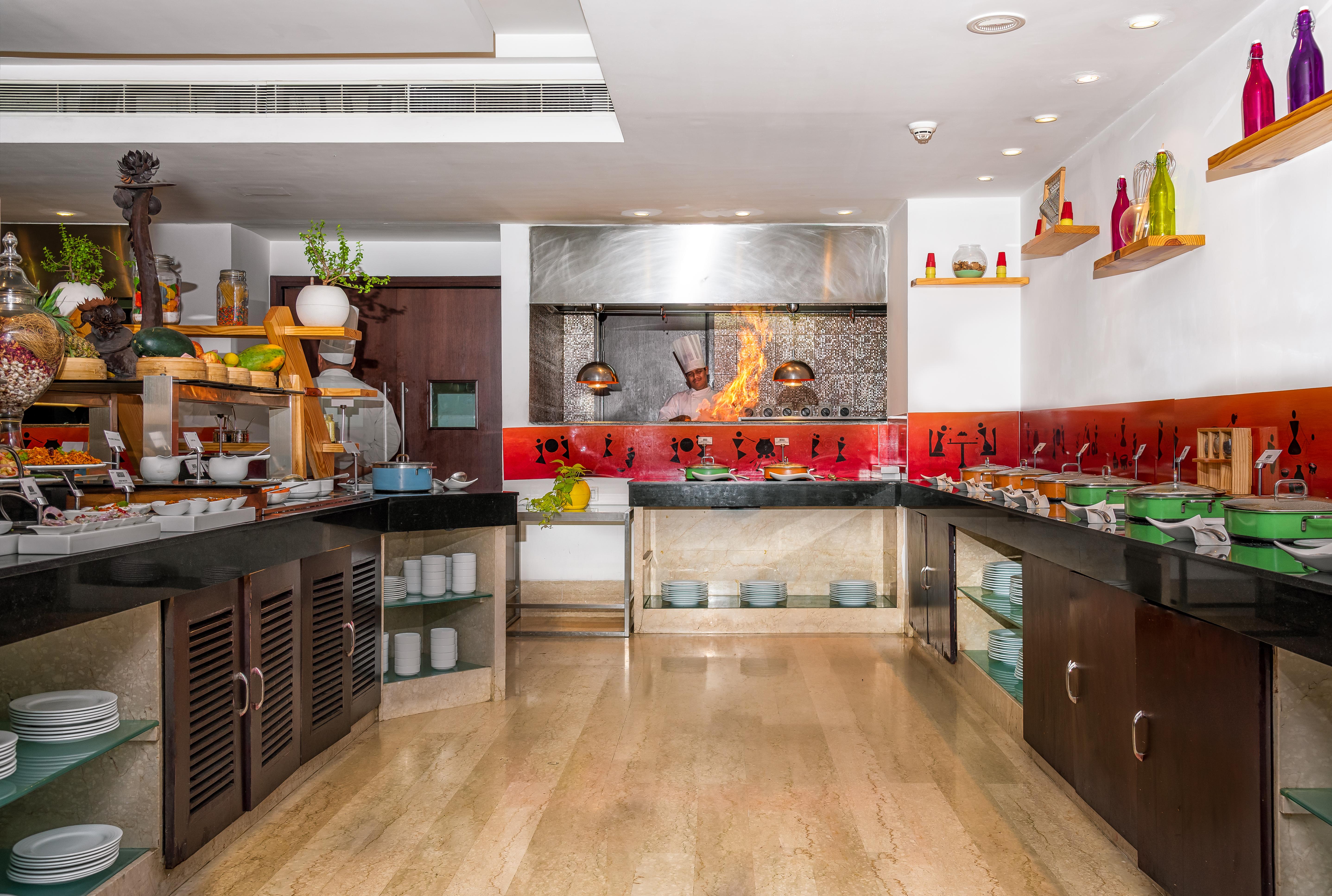 海得拉巴kcp雅高美居酒店 外观 照片 A commercial kitchen