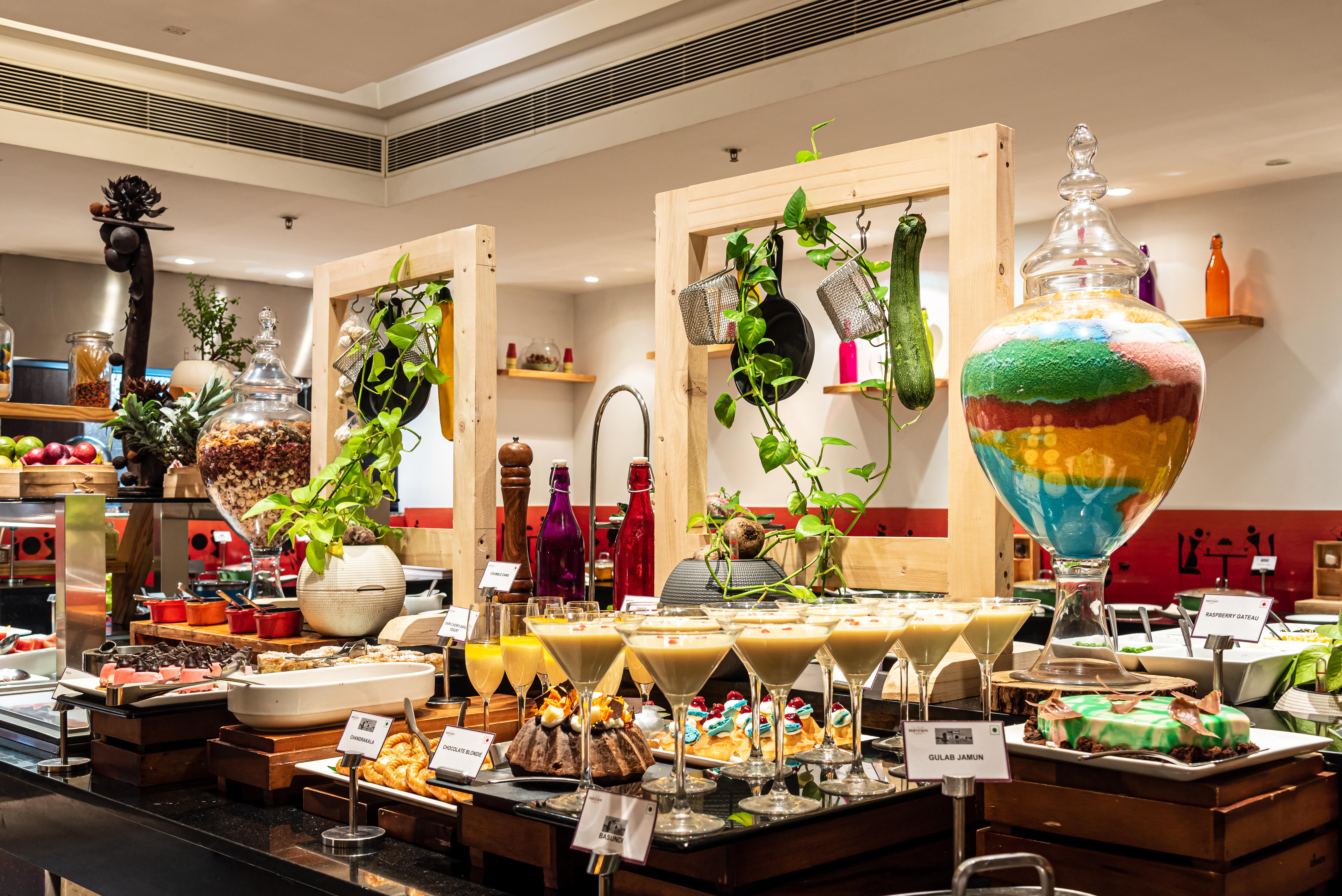 海得拉巴kcp雅高美居酒店 外观 照片 A dessert buffet at a hotel in India