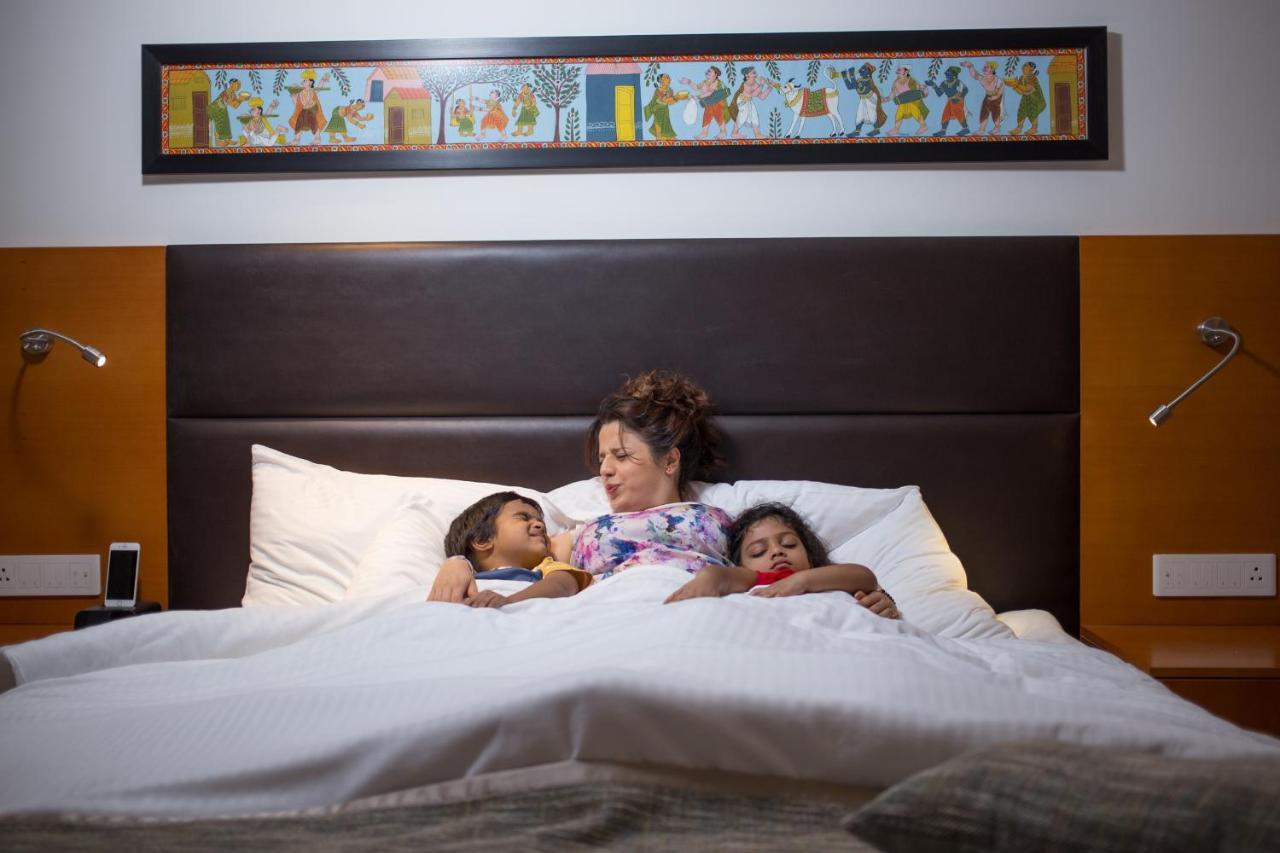 海得拉巴kcp雅高美居酒店 外观 照片 A mother and her two children in a hotel room