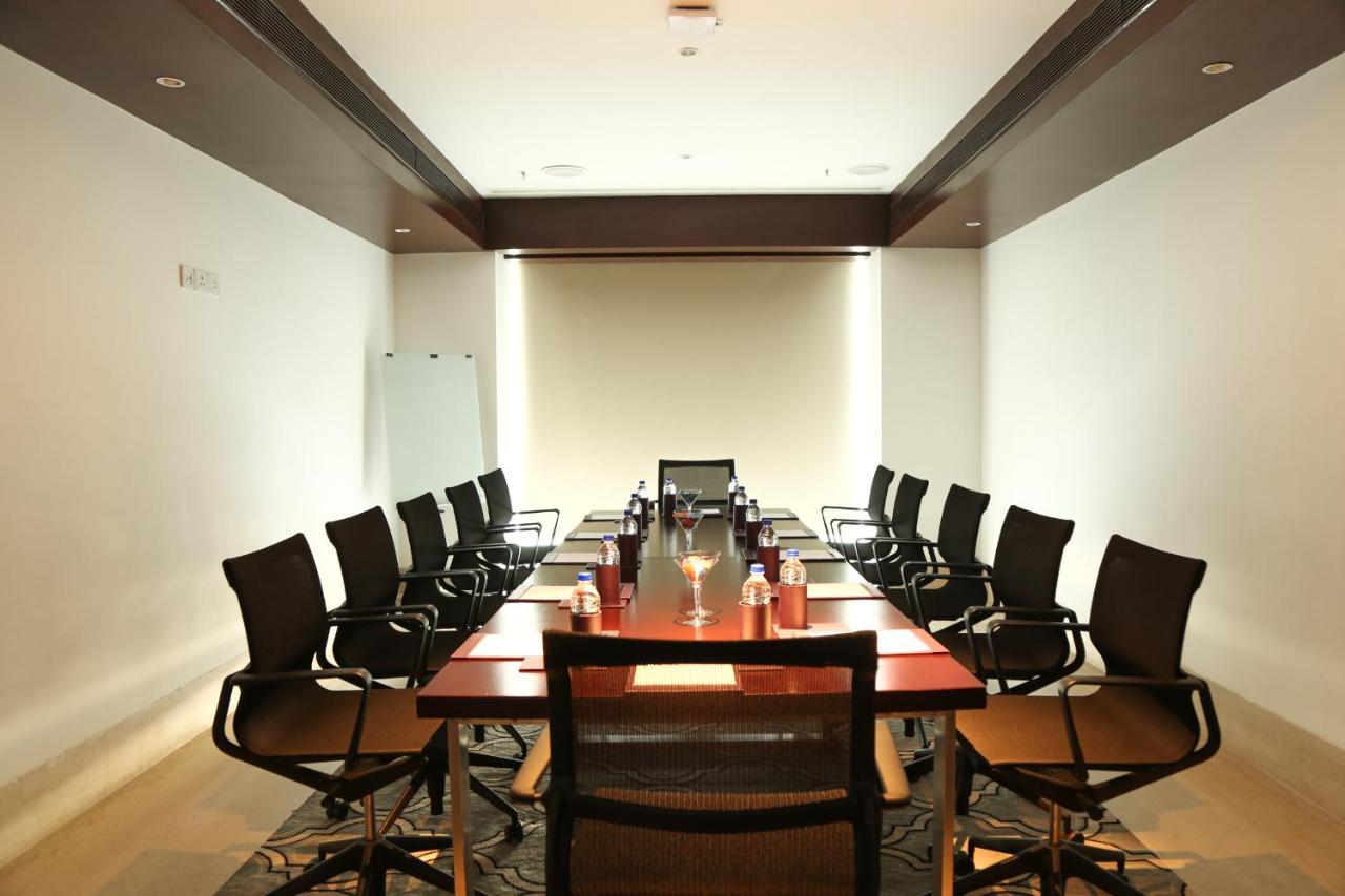 海得拉巴kcp雅高美居酒店 外观 照片 A boardroom